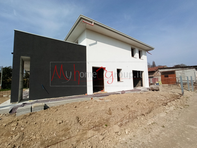 LEGNARO (RIF: V111-R): Porzione di villa bifamiliare, caratterizzata da generose dimensioni e un ...