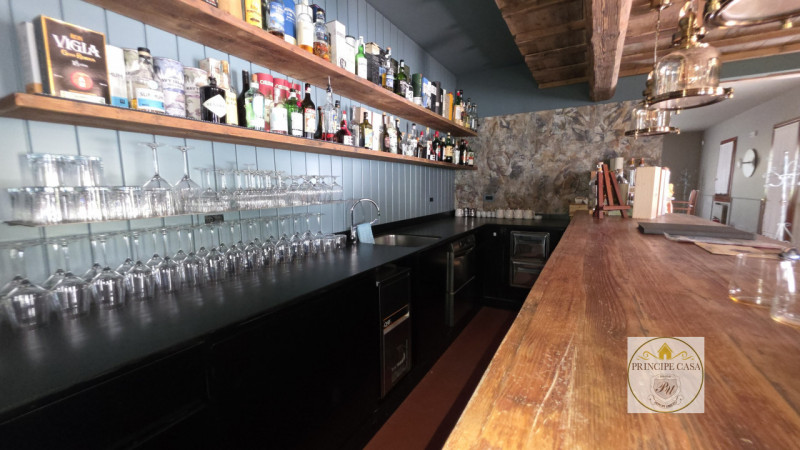 A Este in posizione di forte passaggio giornaliero, vendesi Ristorante - Accogliente e familiare,...