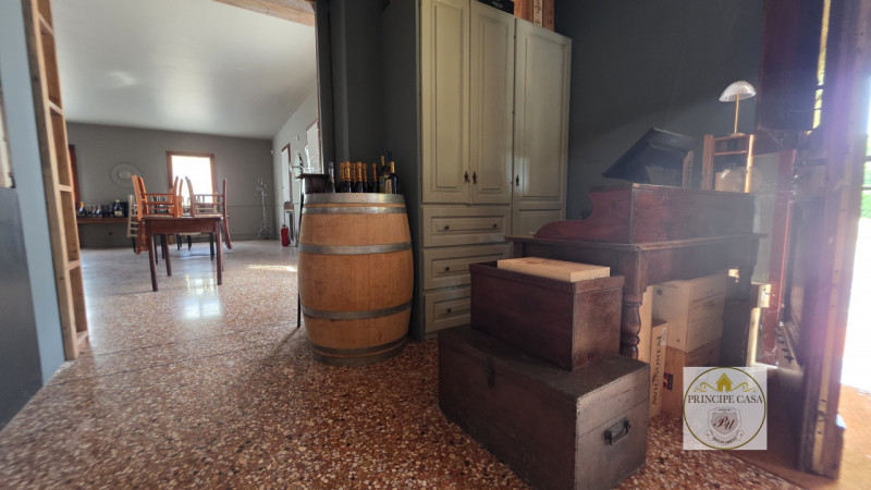 A Este in posizione di forte passaggio giornaliero, vendesi Ristorante - Accogliente e familiare,...