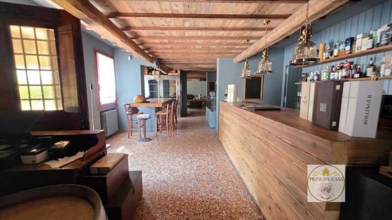 A Este in posizione di forte passaggio giornaliero, vendesi Ristorante - Accogliente e familiare,...