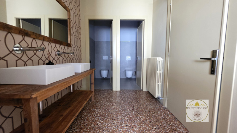 A Este in posizione di forte passaggio giornaliero, vendesi Ristorante - Accogliente e familiare,...