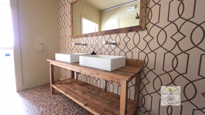 A Este in posizione di forte passaggio giornaliero, vendesi Ristorante - Accogliente e familiare,...