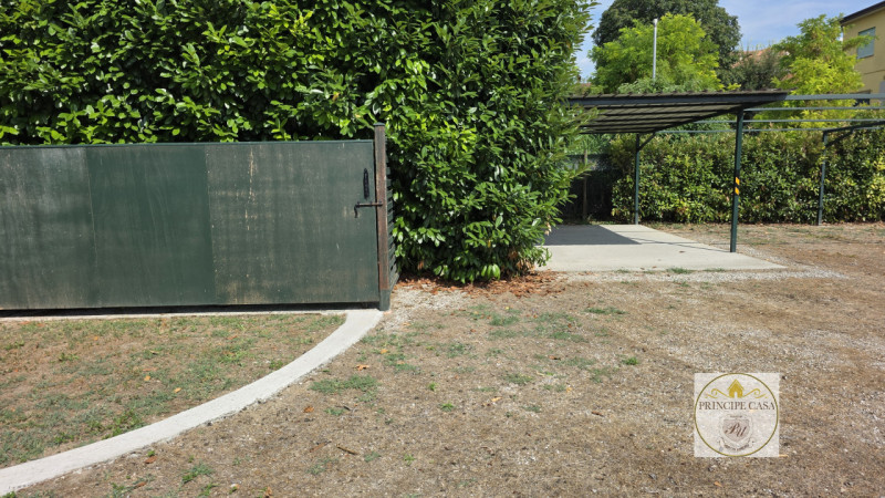 A Este in posizione di forte passaggio giornaliero, vendesi Ristorante - Accogliente e familiare,...