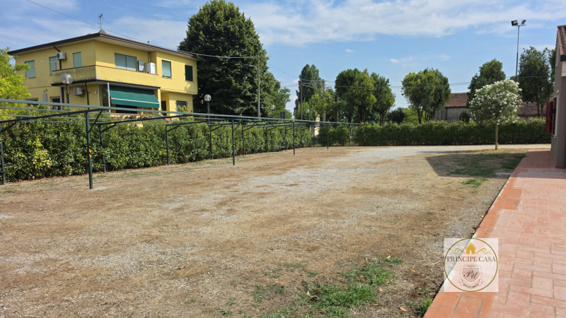 A Este in posizione di forte passaggio giornaliero, vendesi Ristorante - Accogliente e familiare,...