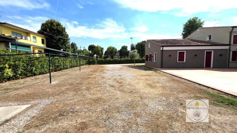 A Este in posizione di forte passaggio giornaliero, vendesi Ristorante - Accogliente e familiare,...