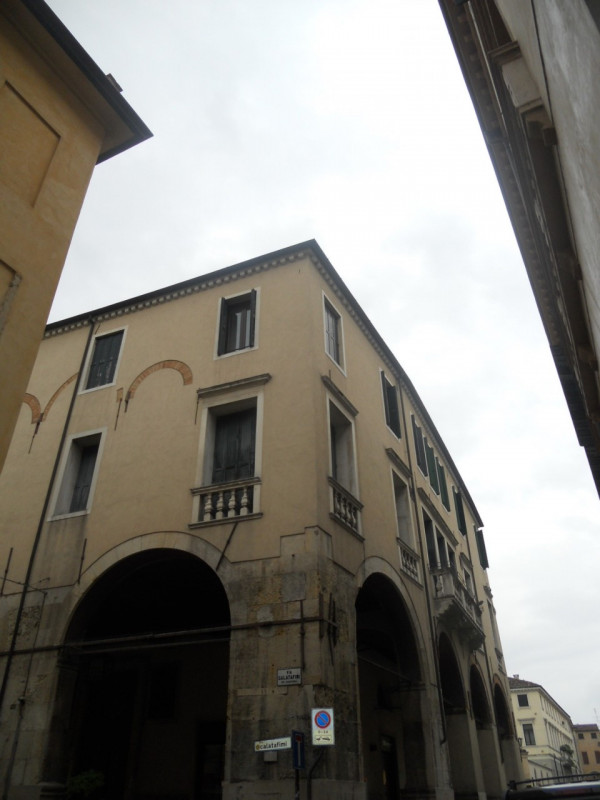 Benvenuti nel cuore storico di Padova, una delle città più affascinanti e culturalmente ricche d'...