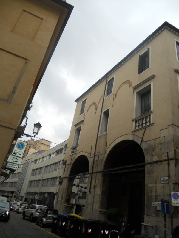 Benvenuti nel cuore storico di Padova, una delle città più affascinanti e culturalmente ricche d'...