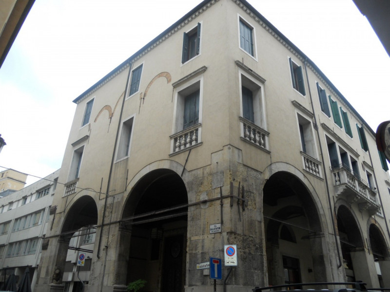 Benvenuti nel cuore storico di Padova, una delle città più affascinanti e culturalmente ricche d'...