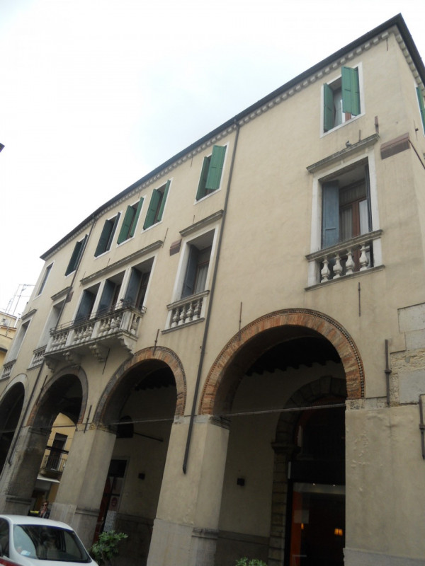 Benvenuti nel cuore storico di Padova, una delle città più affascinanti e culturalmente ricche d'...