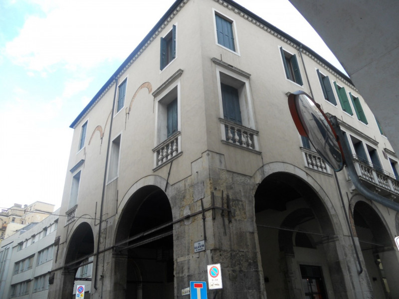 Benvenuti nel cuore storico di Padova, una delle città più affascinanti e culturalmente ricche d'...