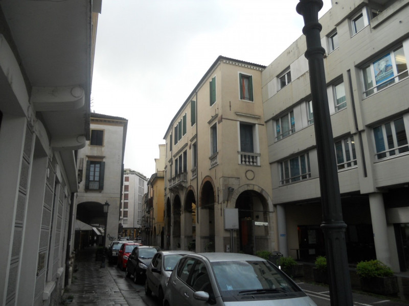 Benvenuti nel cuore storico di Padova, una delle città più affascinanti e culturalmente ricche d'...