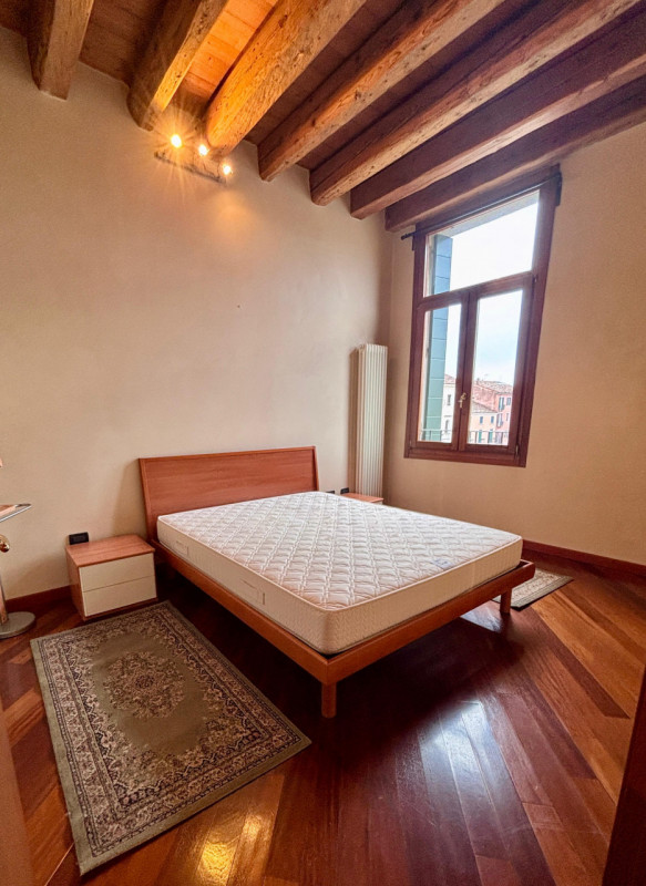 Elegante appartamento di recente ristrutturazione inserito nel centro storico di Este. Caratteriz...