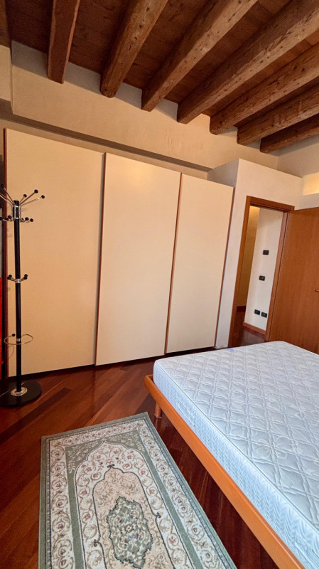 Elegante appartamento di recente ristrutturazione inserito nel centro storico di Este. Caratteriz...