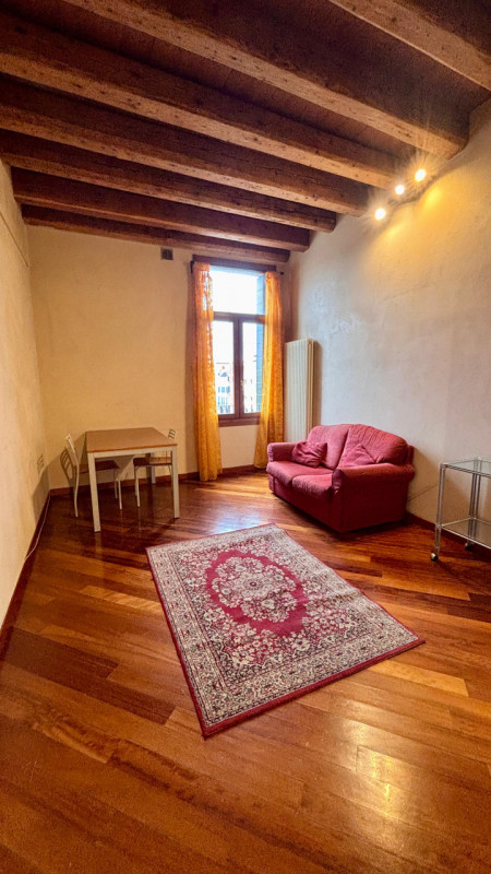 Elegante appartamento di recente ristrutturazione inserito nel centro storico di Este. Caratteriz...