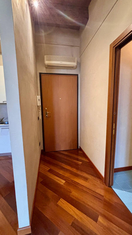 Elegante appartamento di recente ristrutturazione inserito nel centro storico di Este. Caratteriz...