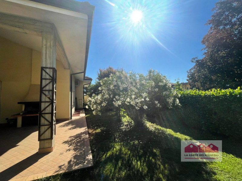 SOVIZZO: IMMERSA NEL VERDE IN TRANQUILLISSIMA ZONA RESIDENZIALE PROPONIAMO IN LOCAZIONE UNA BELLI...