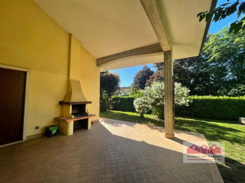 SOVIZZO: IMMERSA NEL VERDE IN TRANQUILLISSIMA ZONA RESIDENZIALE PROPONIAMO IN LOCAZIONE UNA BELLI...