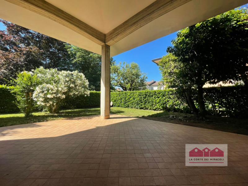 SOVIZZO: IMMERSA NEL VERDE IN TRANQUILLISSIMA ZONA RESIDENZIALE PROPONIAMO IN LOCAZIONE UNA BELLI...