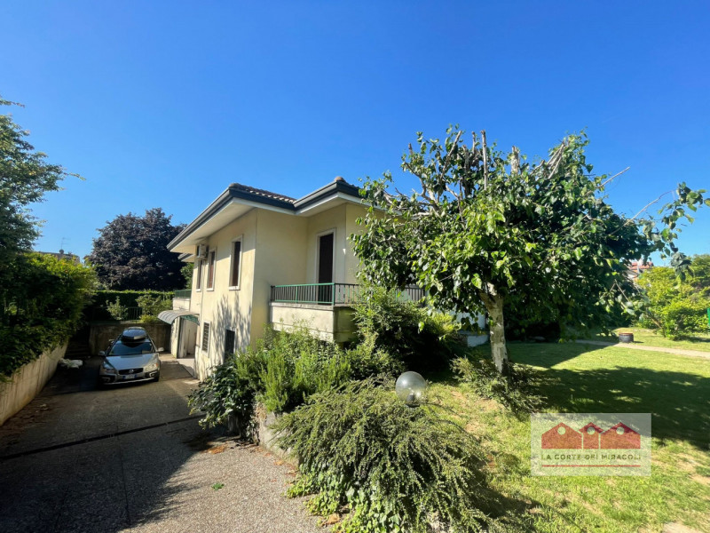 SOVIZZO: IMMERSA NEL VERDE IN TRANQUILLISSIMA ZONA RESIDENZIALE PROPONIAMO IN LOCAZIONE UNA BELLI...