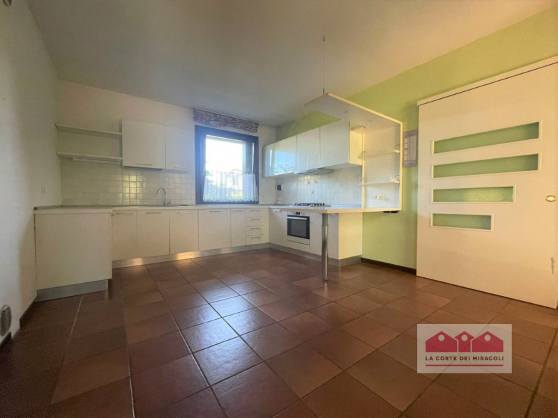 SOVIZZO: IMMERSA NEL VERDE IN TRANQUILLISSIMA ZONA RESIDENZIALE PROPONIAMO IN LOCAZIONE UNA BELLI...