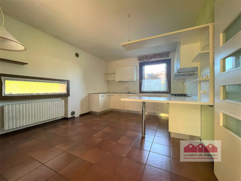 SOVIZZO: IMMERSA NEL VERDE IN TRANQUILLISSIMA ZONA RESIDENZIALE PROPONIAMO IN LOCAZIONE UNA BELLI...