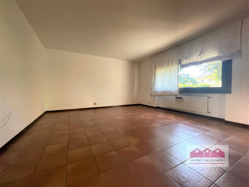 SOVIZZO: IMMERSA NEL VERDE IN TRANQUILLISSIMA ZONA RESIDENZIALE PROPONIAMO IN LOCAZIONE UNA BELLI...