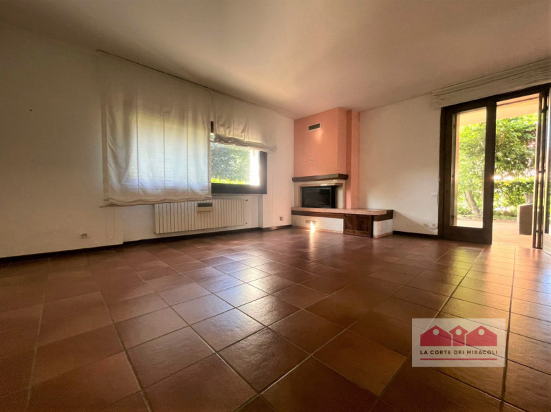 SOVIZZO: IMMERSA NEL VERDE IN TRANQUILLISSIMA ZONA RESIDENZIALE PROPONIAMO IN LOCAZIONE UNA BELLI...