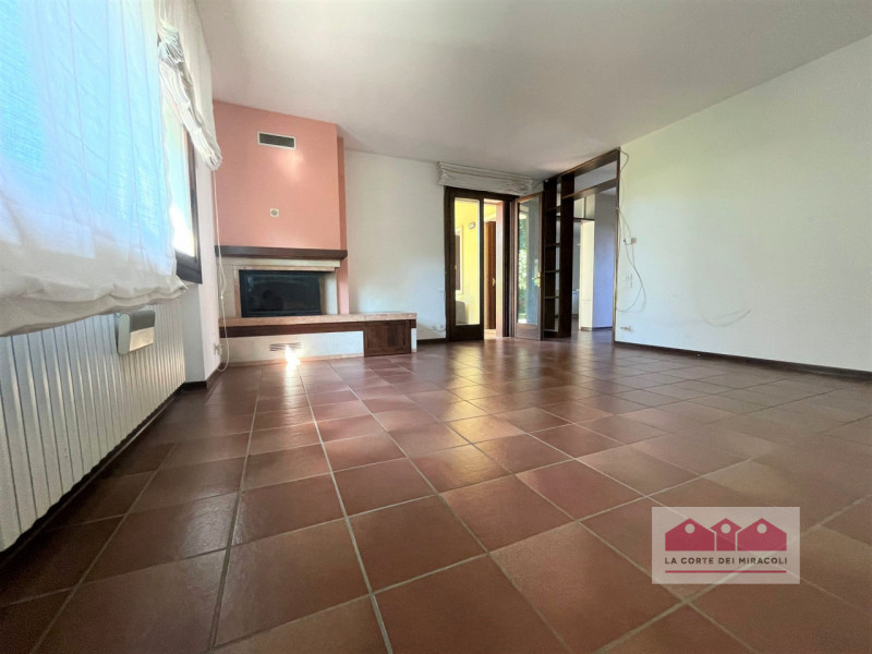 SOVIZZO: IMMERSA NEL VERDE IN TRANQUILLISSIMA ZONA RESIDENZIALE PROPONIAMO IN LOCAZIONE UNA BELLI...