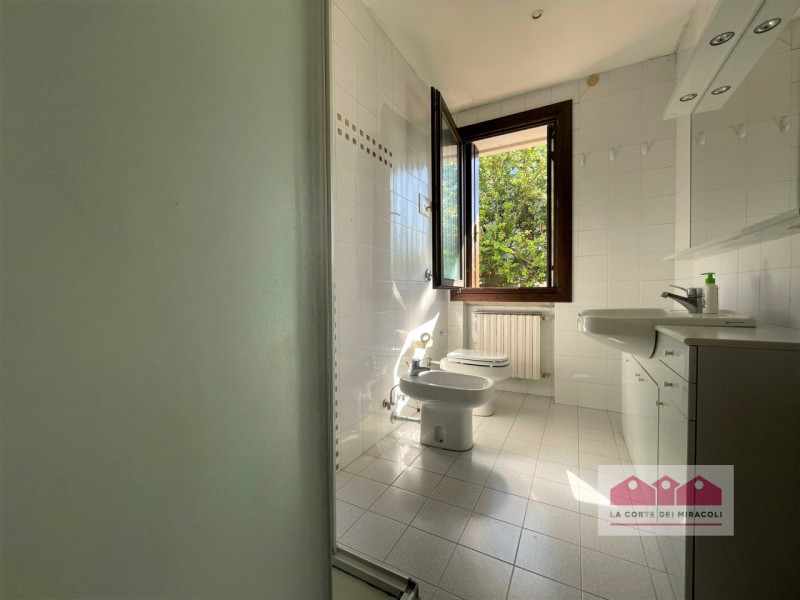 SOVIZZO: IMMERSA NEL VERDE IN TRANQUILLISSIMA ZONA RESIDENZIALE PROPONIAMO IN LOCAZIONE UNA BELLI...