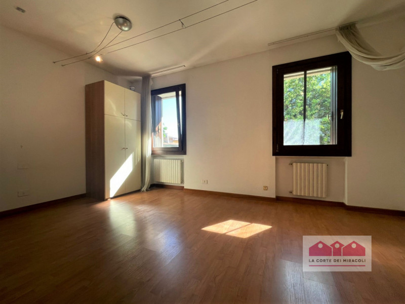 SOVIZZO: IMMERSA NEL VERDE IN TRANQUILLISSIMA ZONA RESIDENZIALE PROPONIAMO IN LOCAZIONE UNA BELLI...