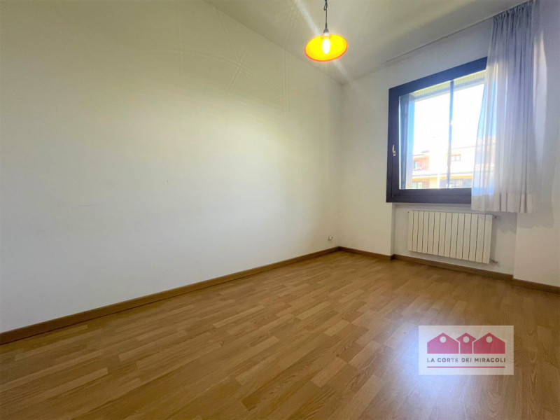 SOVIZZO: IMMERSA NEL VERDE IN TRANQUILLISSIMA ZONA RESIDENZIALE PROPONIAMO IN LOCAZIONE UNA BELLI...