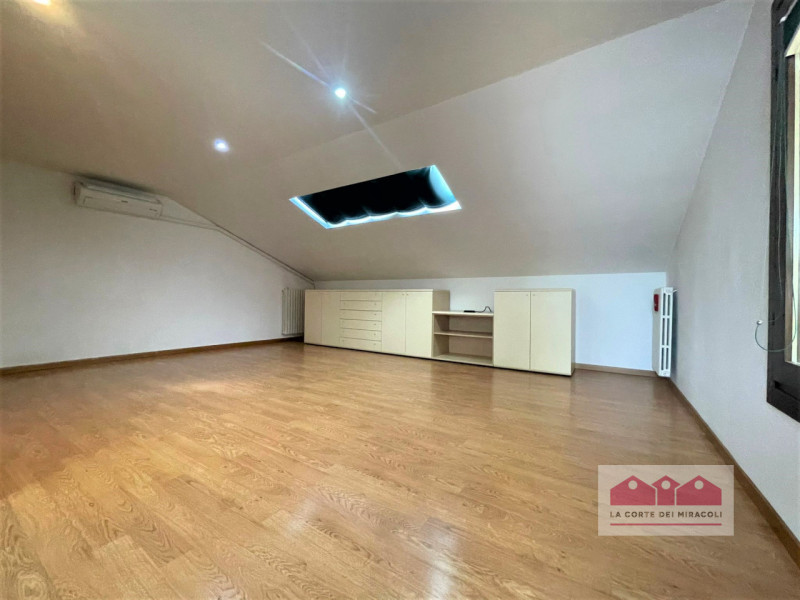 SOVIZZO: IMMERSA NEL VERDE IN TRANQUILLISSIMA ZONA RESIDENZIALE PROPONIAMO IN LOCAZIONE UNA BELLI...