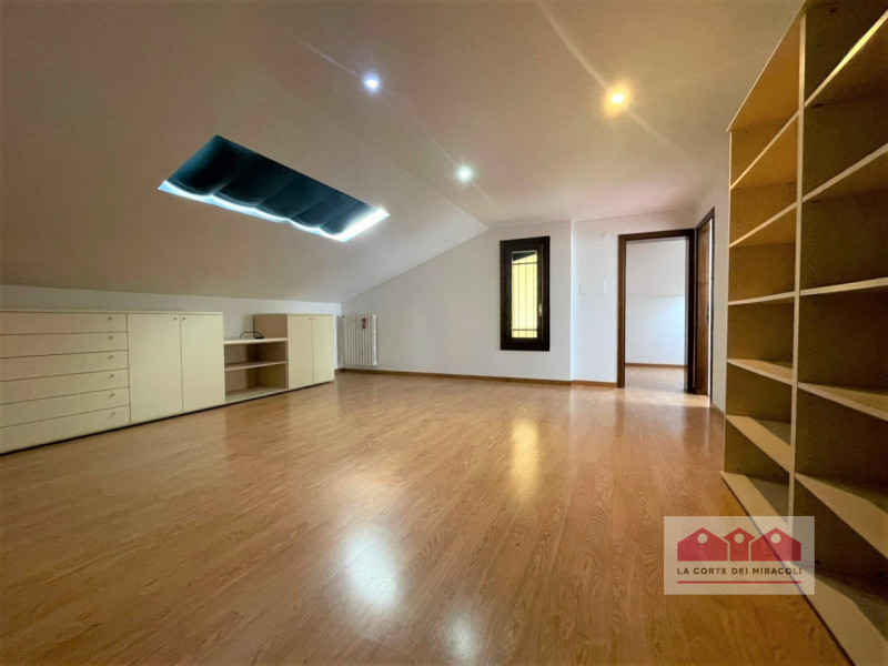 SOVIZZO: IMMERSA NEL VERDE IN TRANQUILLISSIMA ZONA RESIDENZIALE PROPONIAMO IN LOCAZIONE UNA BELLI...