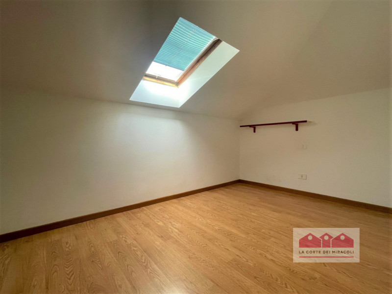 SOVIZZO: IMMERSA NEL VERDE IN TRANQUILLISSIMA ZONA RESIDENZIALE PROPONIAMO IN LOCAZIONE UNA BELLI...