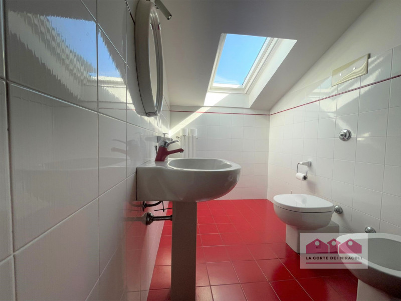 SOVIZZO: IMMERSA NEL VERDE IN TRANQUILLISSIMA ZONA RESIDENZIALE PROPONIAMO IN LOCAZIONE UNA BELLI...