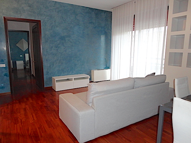 In una palazzina signorile di Piazza de Gasperi, con servizio di portineria, ascensore ed impiant...