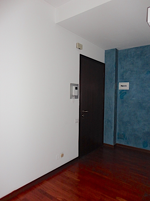 In una palazzina signorile di Piazza de Gasperi, con servizio di portineria, ascensore ed impiant...