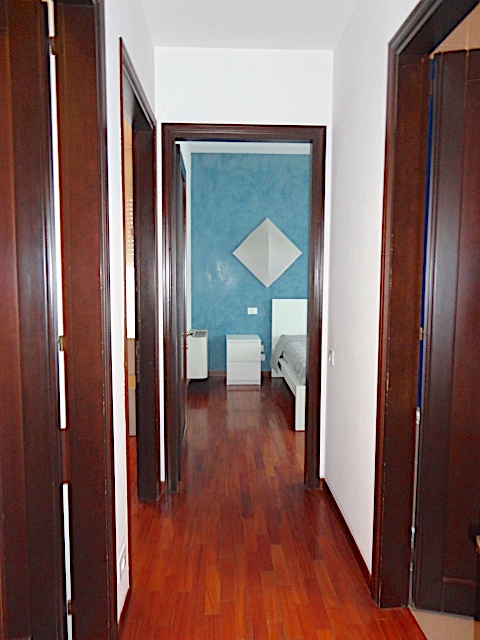 In una palazzina signorile di Piazza de Gasperi, con servizio di portineria, ascensore ed impiant...