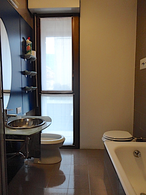 In una palazzina signorile di Piazza de Gasperi, con servizio di portineria, ascensore ed impiant...