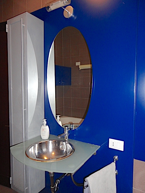 In una palazzina signorile di Piazza de Gasperi, con servizio di portineria, ascensore ed impiant...