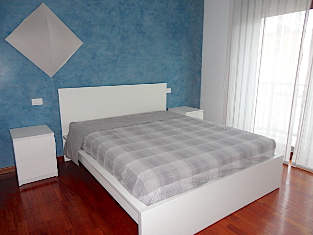 In una palazzina signorile di Piazza de Gasperi, con servizio di portineria, ascensore ed impiant...