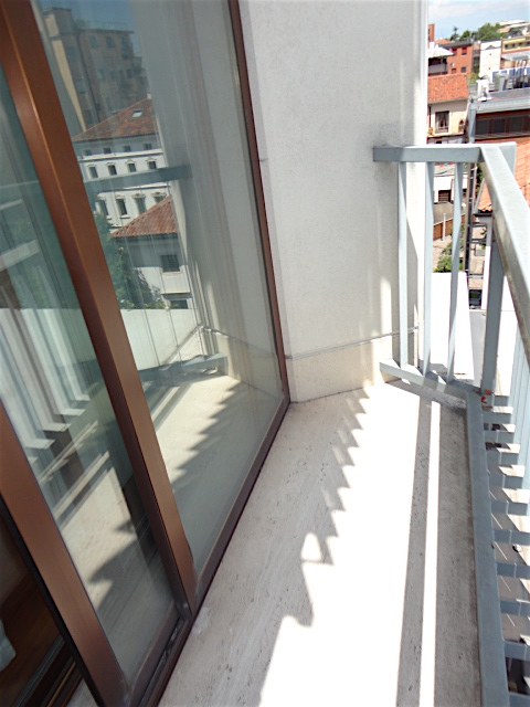 In una palazzina signorile di Piazza de Gasperi, con servizio di portineria, ascensore ed impiant...