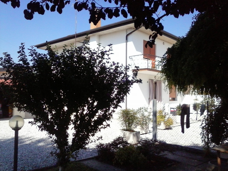 Scarsissimo traffico e rumori e bel contesto di altre ville e villette per questa abbinata di tes...