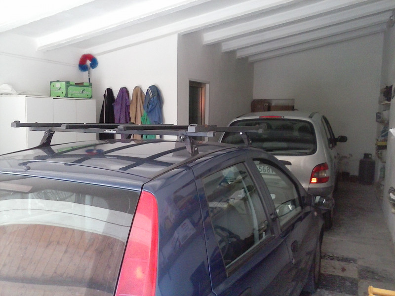 Scarsissimo traffico e rumori e bel contesto di altre ville e villette per questa abbinata di tes...