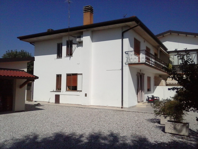 Scarsissimo traffico e rumori e bel contesto di altre ville e villette per questa abbinata di tes...