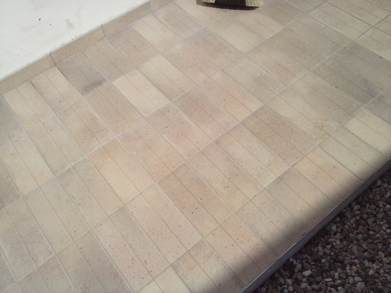 Scarsissimo traffico e rumori e bel contesto di altre ville e villette per questa abbinata di tes...