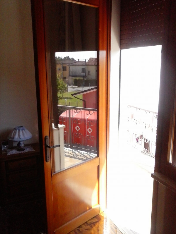 Scarsissimo traffico e rumori e bel contesto di altre ville e villette per questa abbinata di tes...