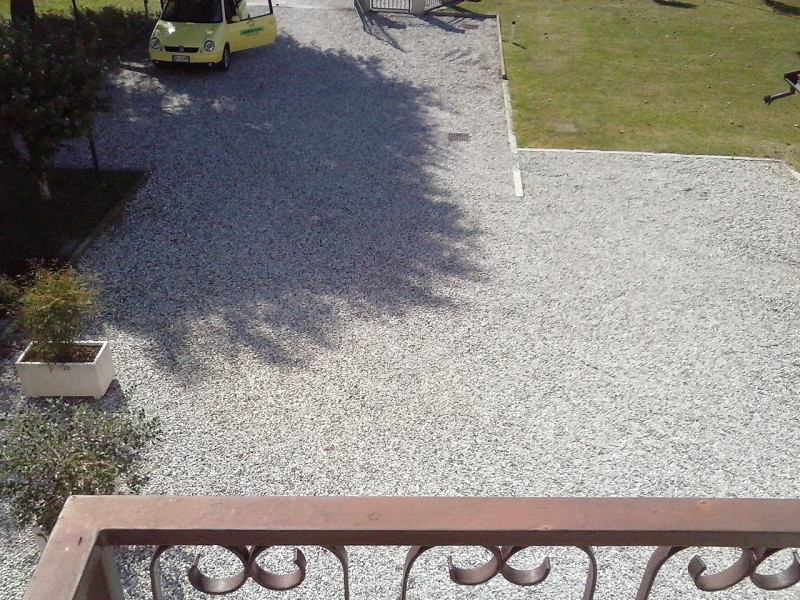 Scarsissimo traffico e rumori e bel contesto di altre ville e villette per questa abbinata di tes...