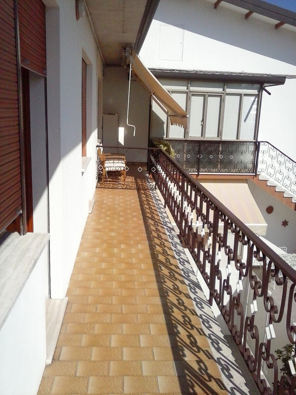 Scarsissimo traffico e rumori e bel contesto di altre ville e villette per questa abbinata di tes...