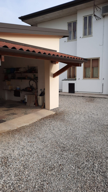 Scarsissimo traffico e rumori e bel contesto di altre ville e villette per questa abbinata di tes...